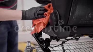 师傅在汽车服务中用油擦汽车座椅和涂抹配件，清洗汽车